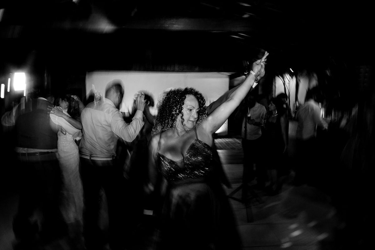 Mae do noivo metendo dança na pista