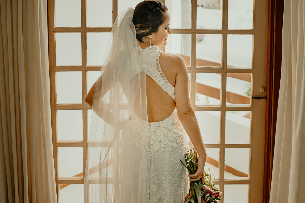 Retrato da Noiva já pronta para iniciar o casamento, detalhes das costas do vestido