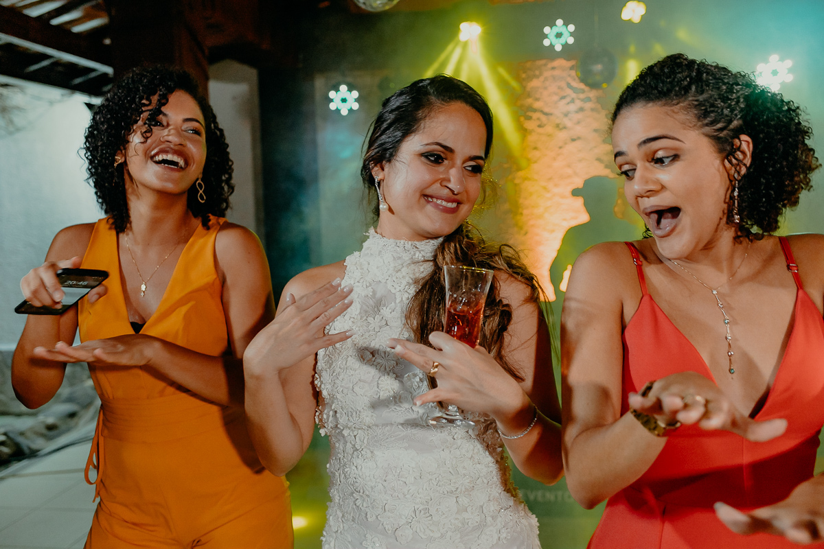 Noiva e madrinha na boate