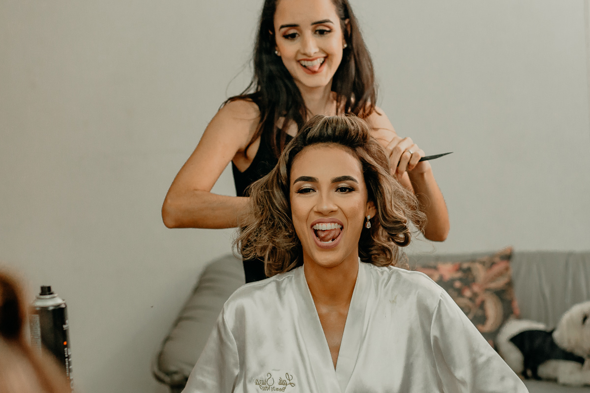 Noiva no making of arrumando o cabelo