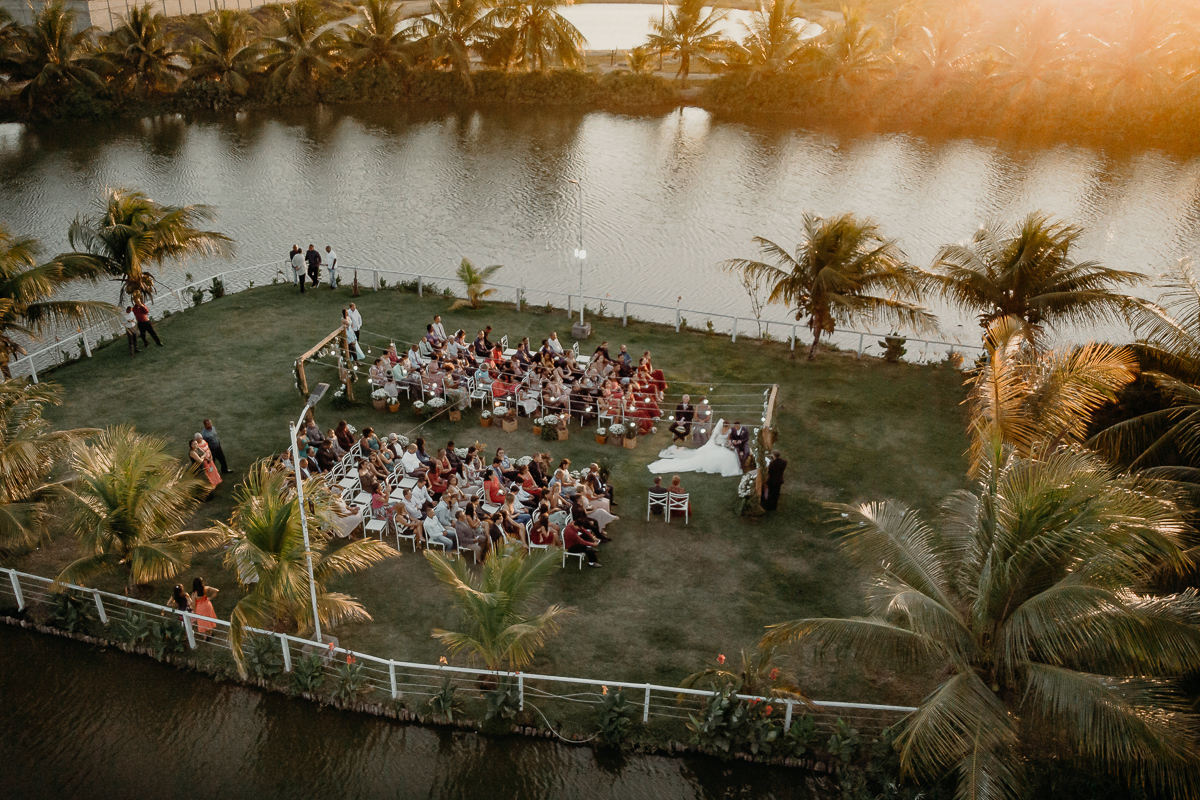 Casamento ao por do sol. Imagem aérea