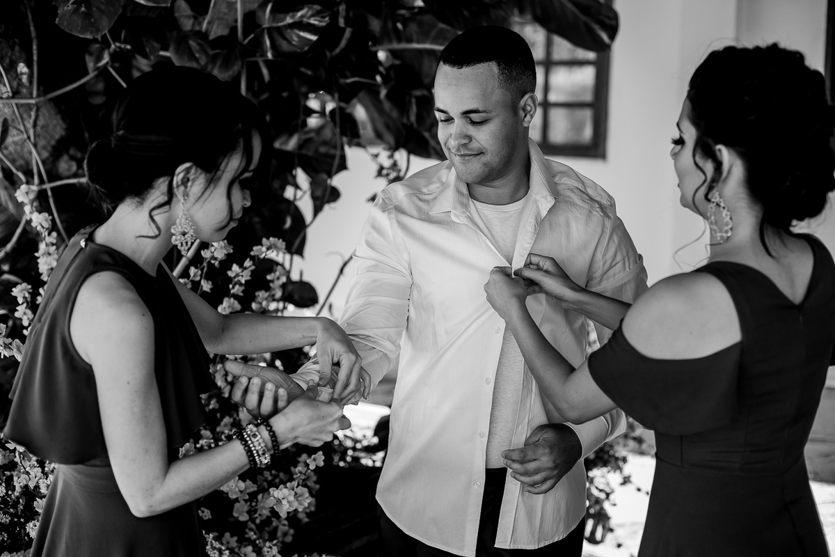Noivo no making of com as irmãs