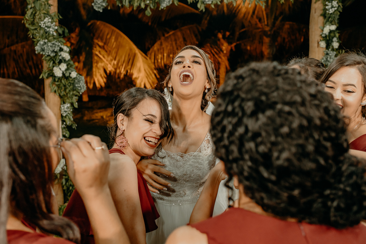 Noiva se divertindo com as madrinhas