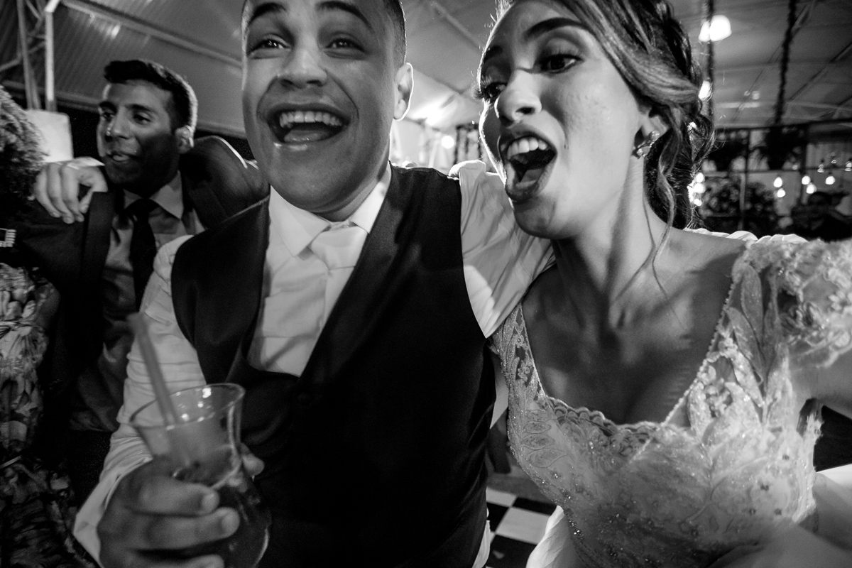 Noivos na pista de dança se divertindo