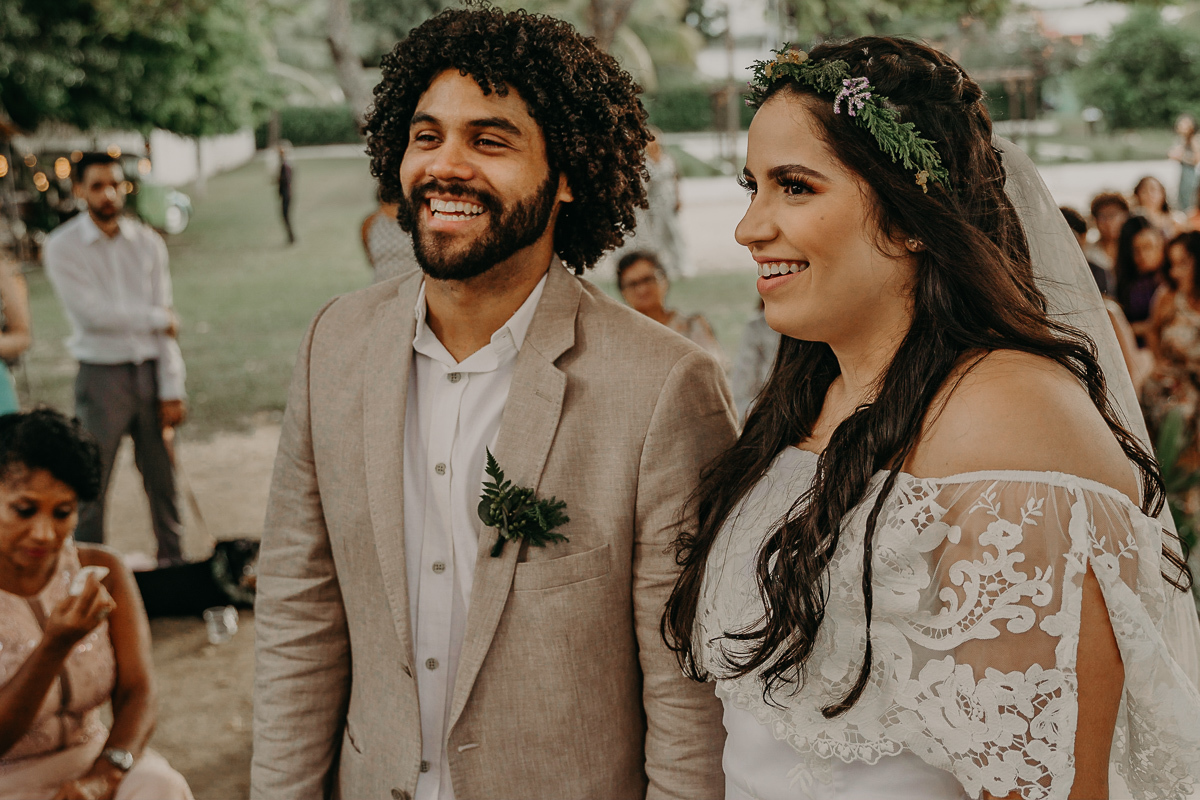 Noiva e noivo rindo no altar logo após a entrada