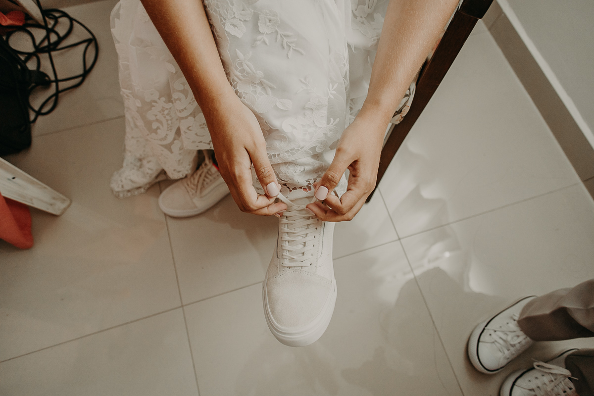 Noiva calçando o allstar que usou para entrar no seu casamento