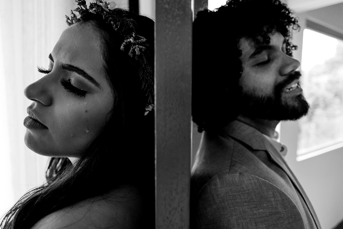 Noiva chorando durante a oração antes do casamento