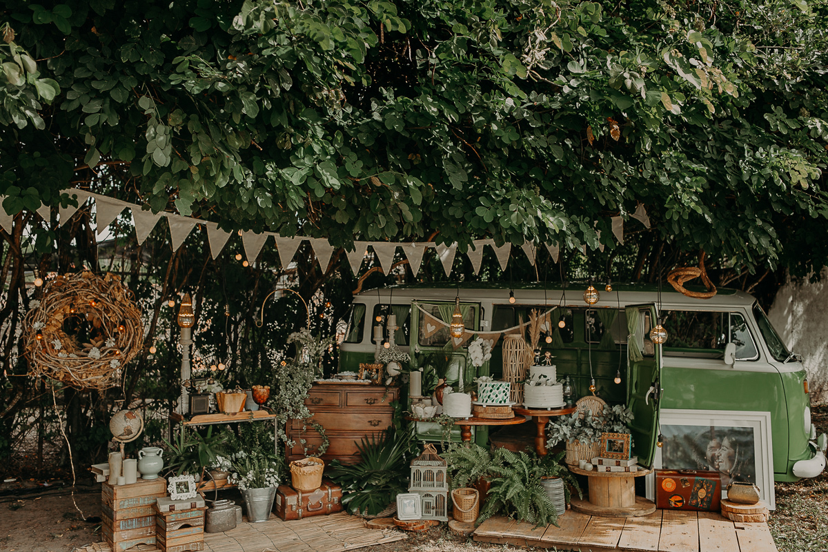 Decoração com uma kombi decorada e no estilo boho