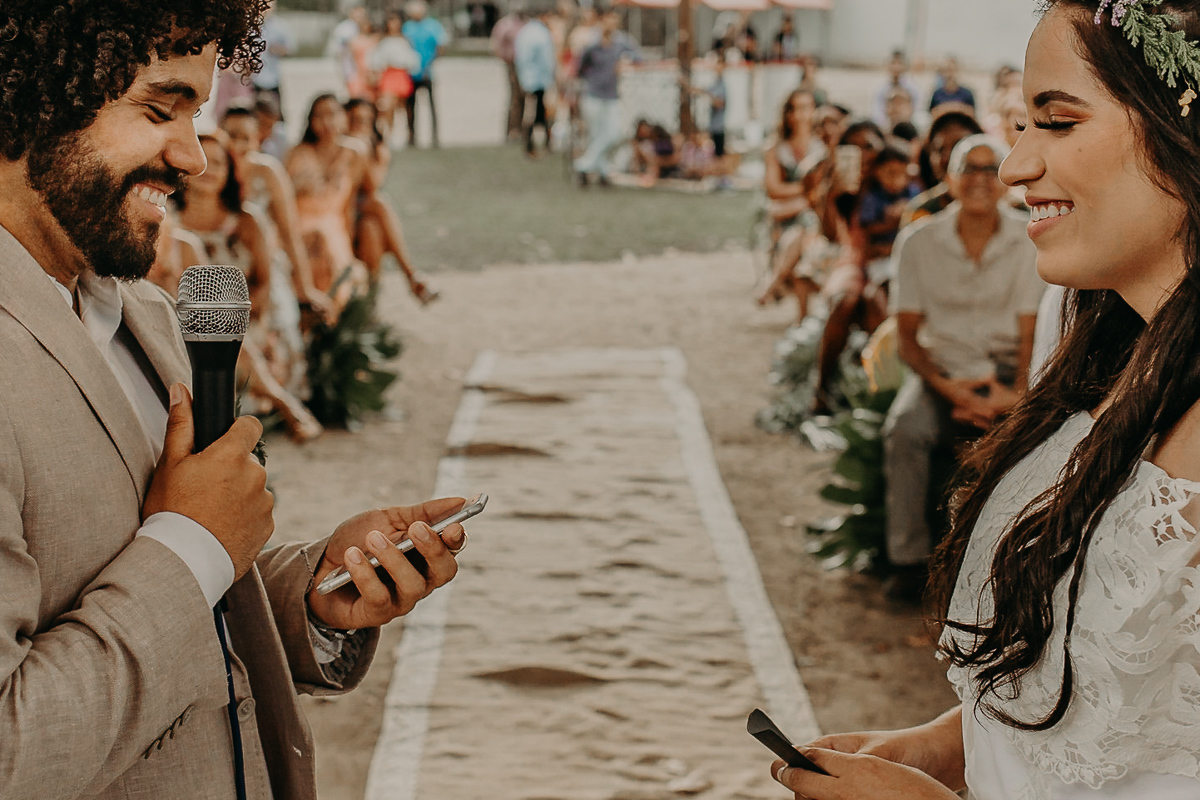 Noivo lendo os votos do casamento
