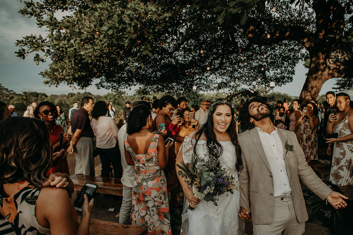 Noivo comemorando o casamento após a saída