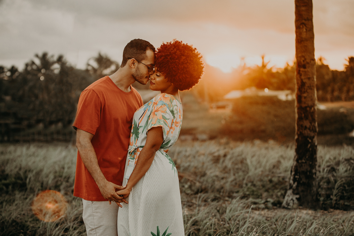 beijo do casal ao por do sol