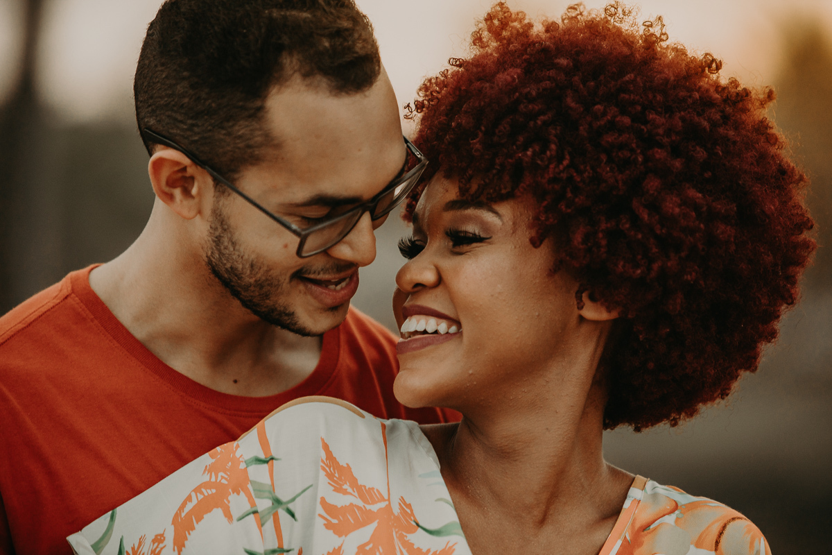 Casal sorrindo e olhando um para o outro