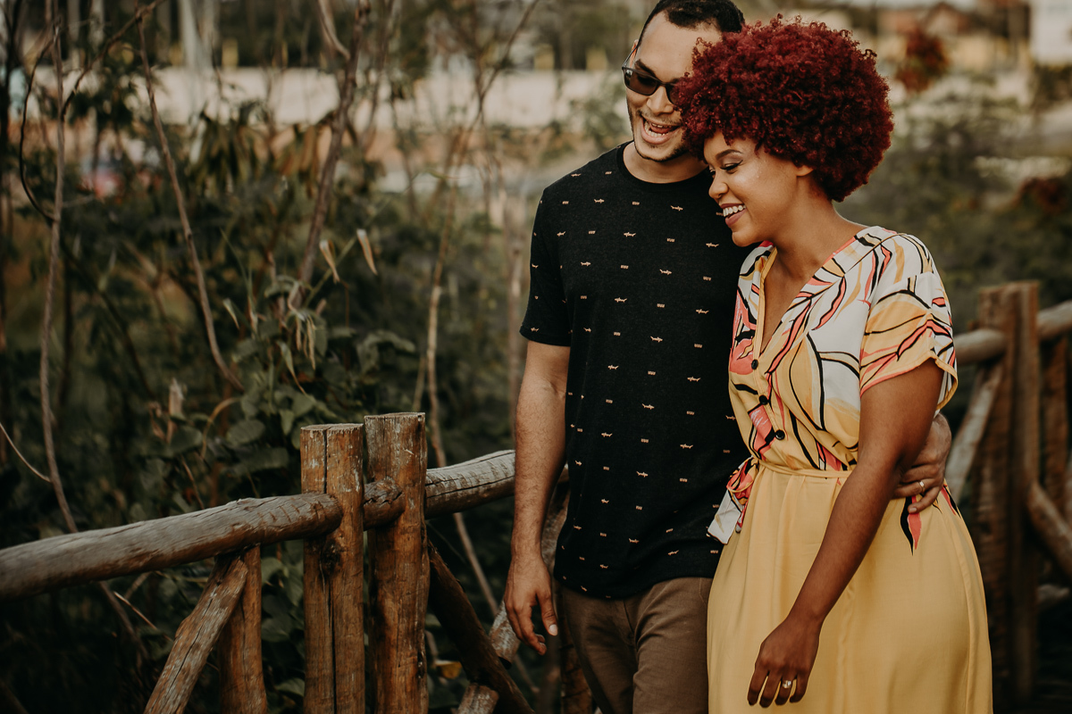 Casal abraçados caminhando