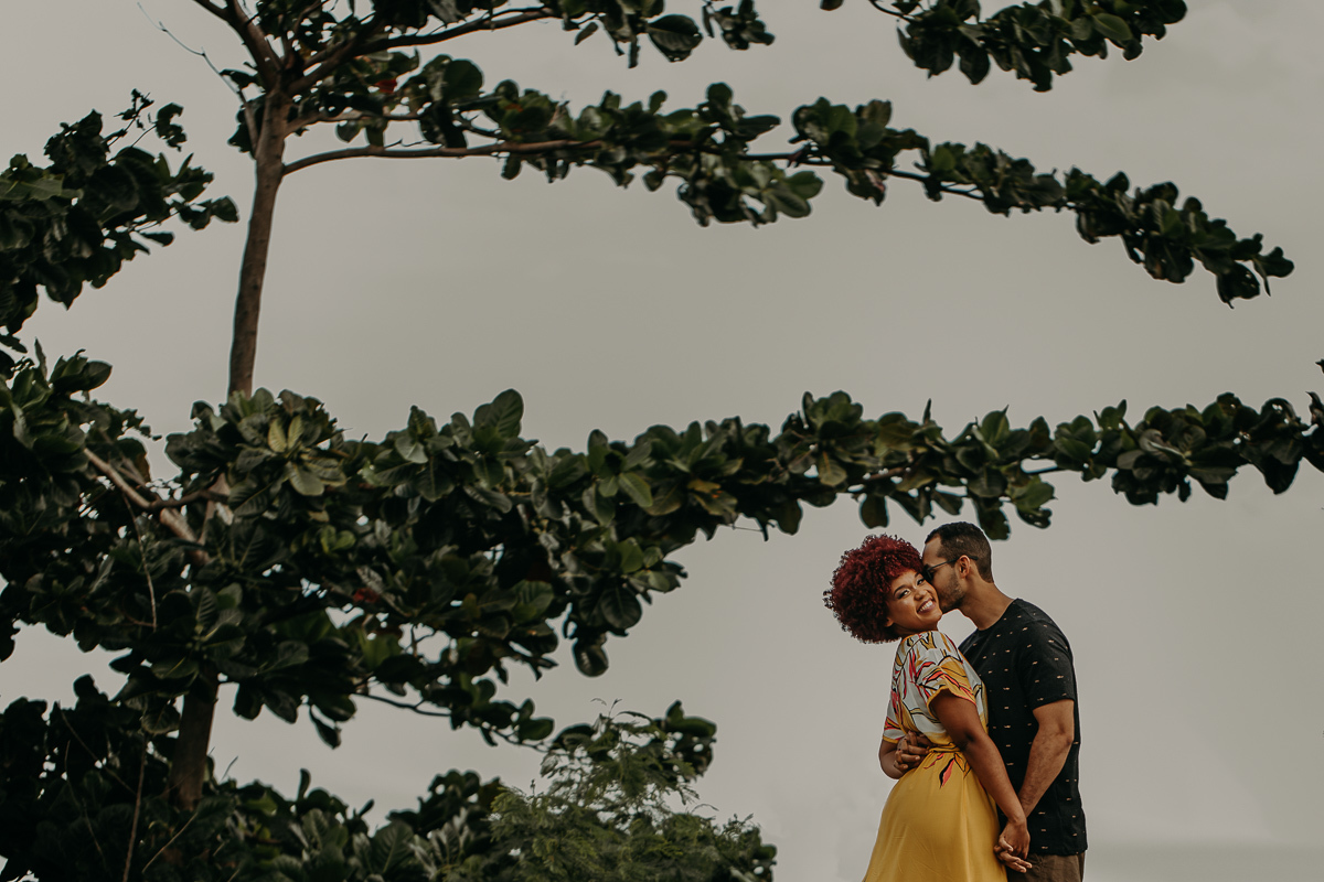 Retrato aberto do casal se enamorando
