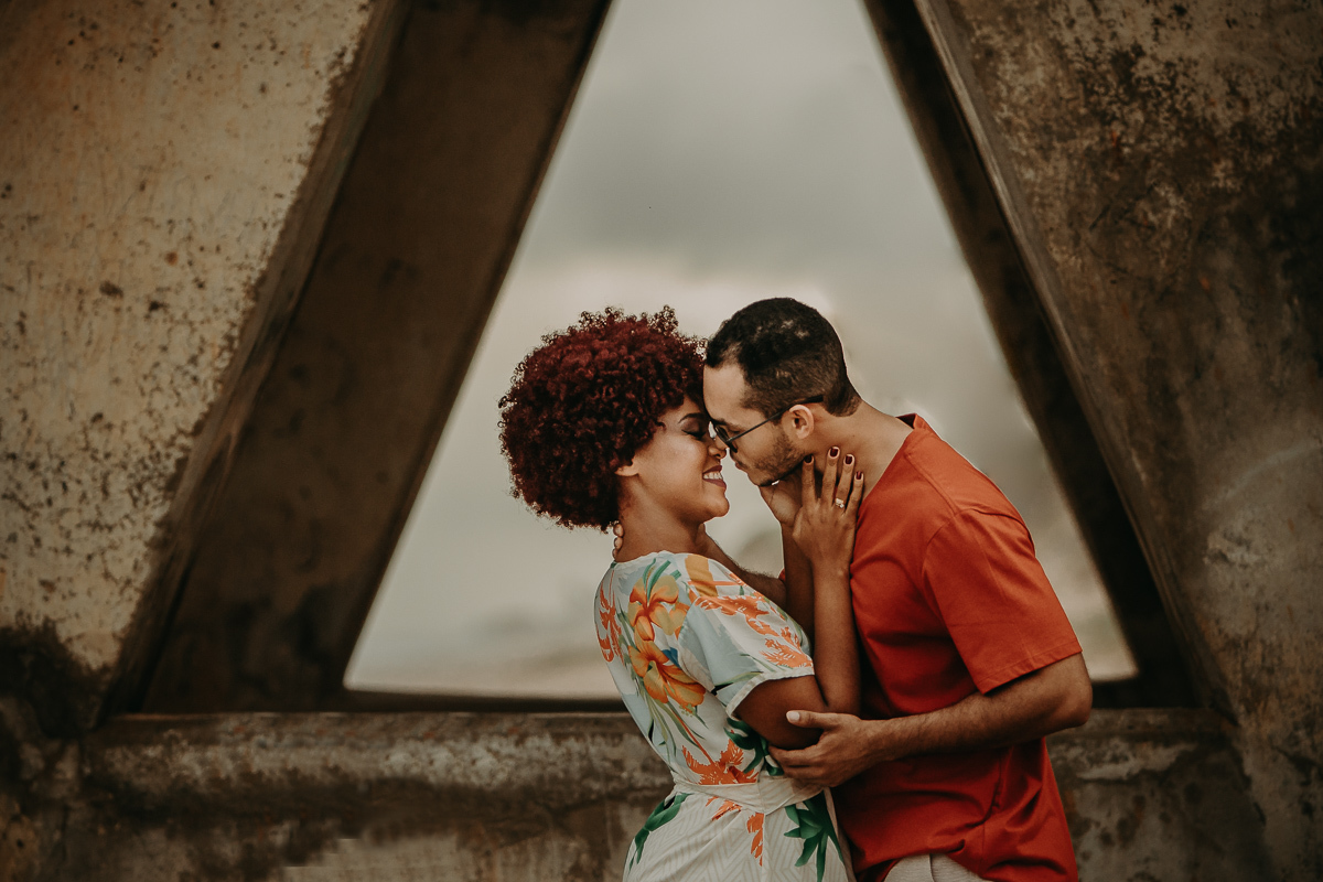 composição entre triangulos e o casal ao centro