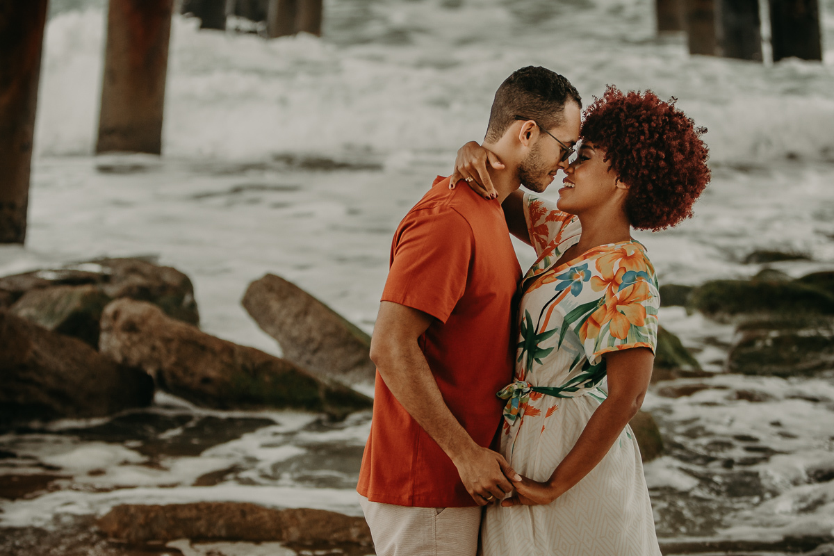 casal abraçados