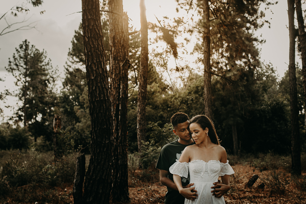 Casal abraçados e ao fundo o por do sol