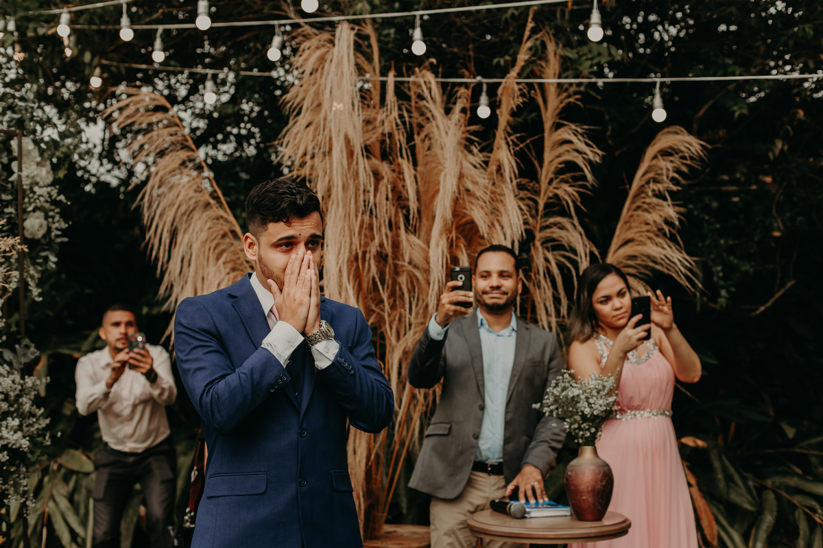 Noivo chorando no altar