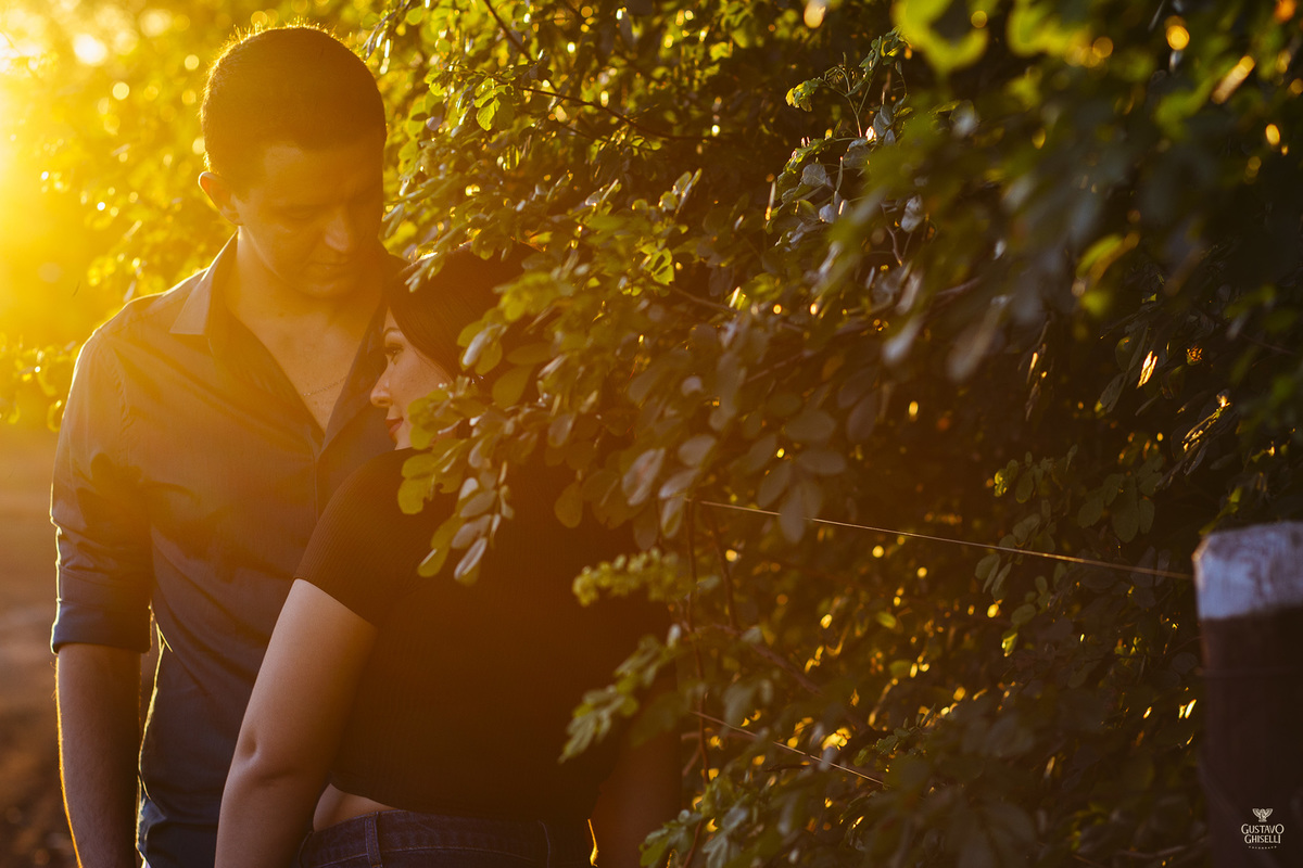 Ensaio de casal, registrado ao fim de tarde, na fazenda Morro Vermelho em Jaú