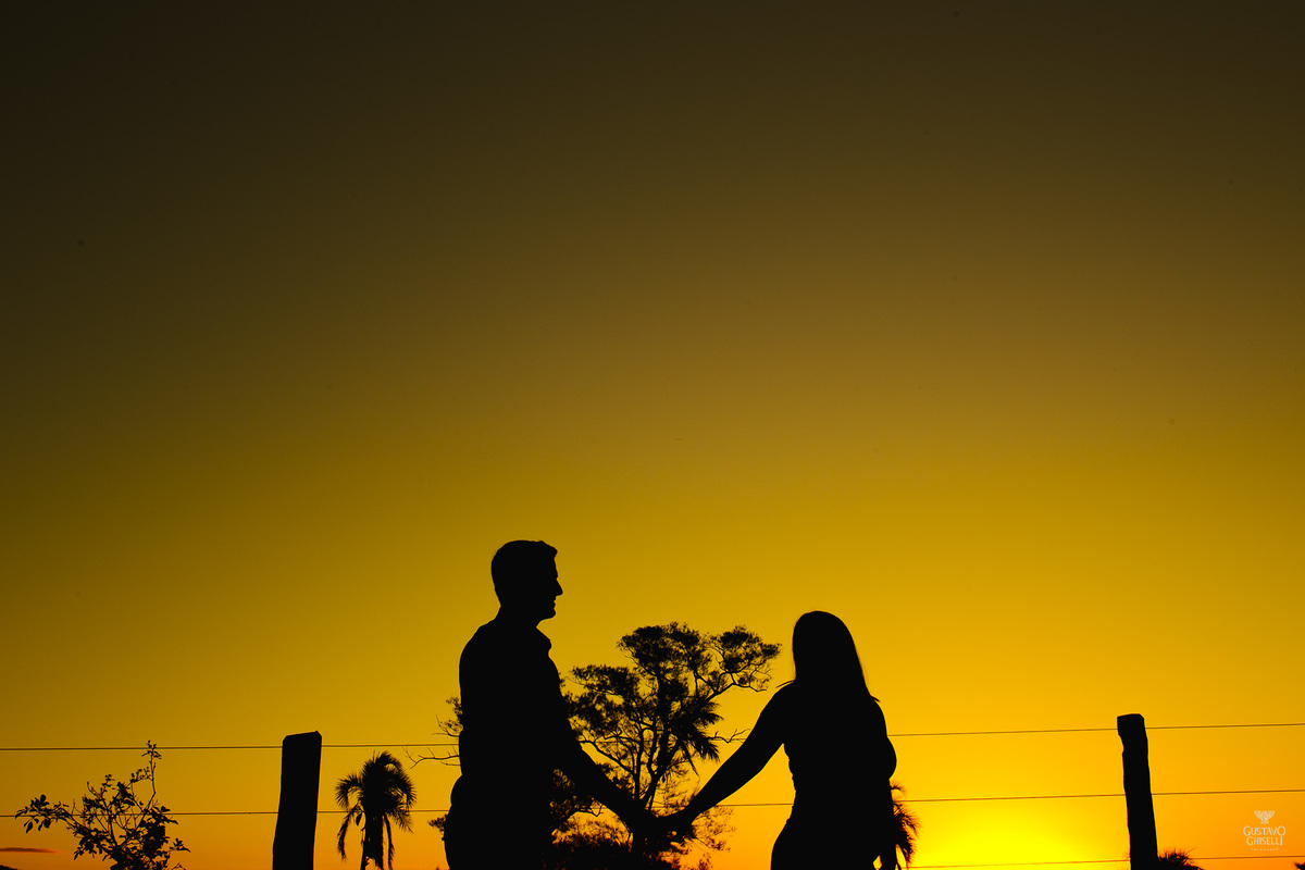Ensaio de casal, registrado ao fim de tarde, na fazenda Morro Vermelho em Jaú
