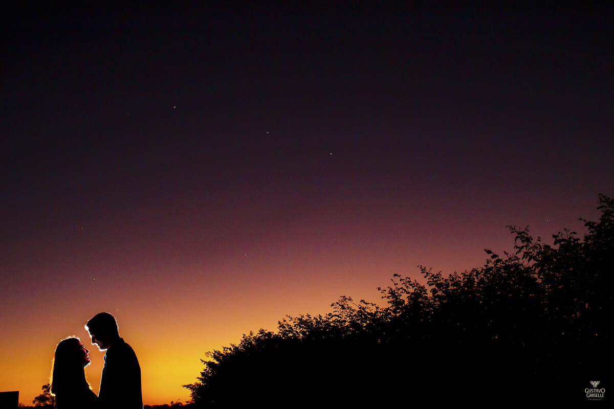 Ensaio de casal, registrado ao fim de tarde, na fazenda Morro Vermelho em Jaú
