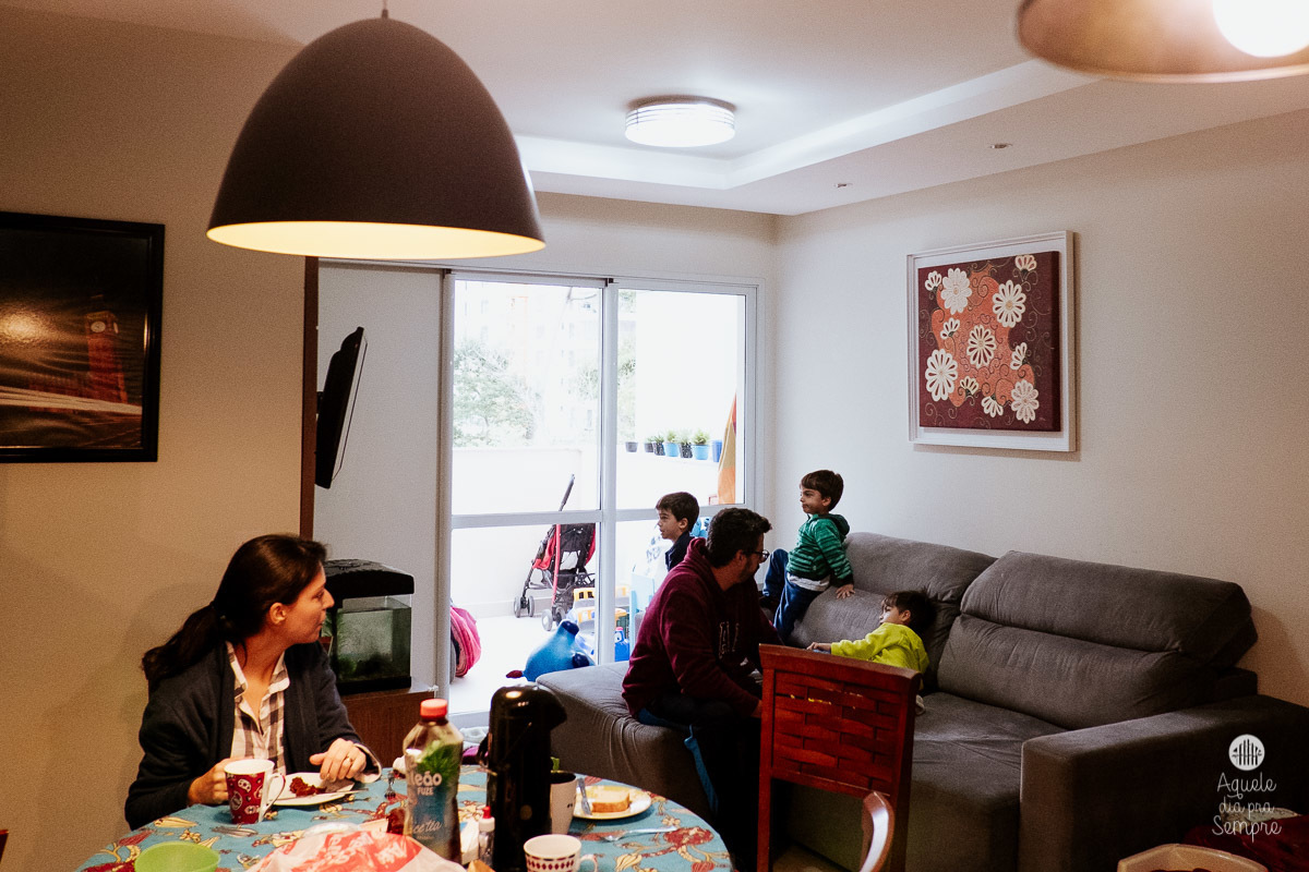 Papai cuidando dos filhos e a mamãe tomando café