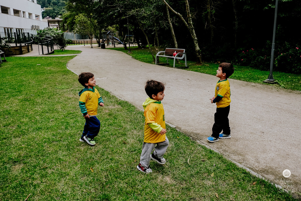 Os Trigêmeos brincando no parque.