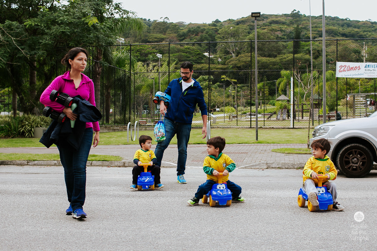 Família voltando do parque.
