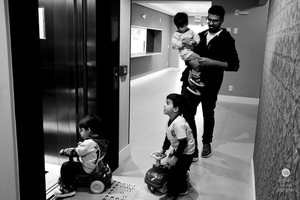 Entrando no elevador.