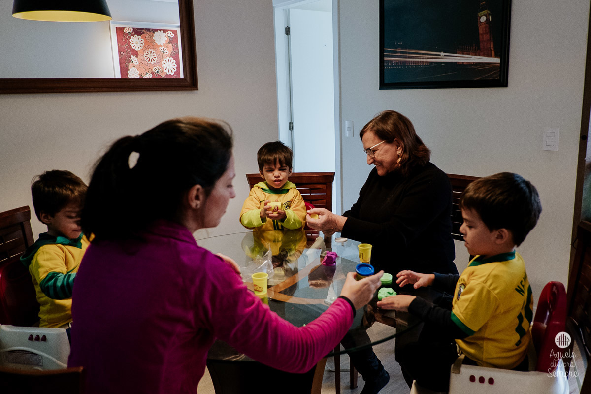 Brincando de massinha com a mamãe e a vovó