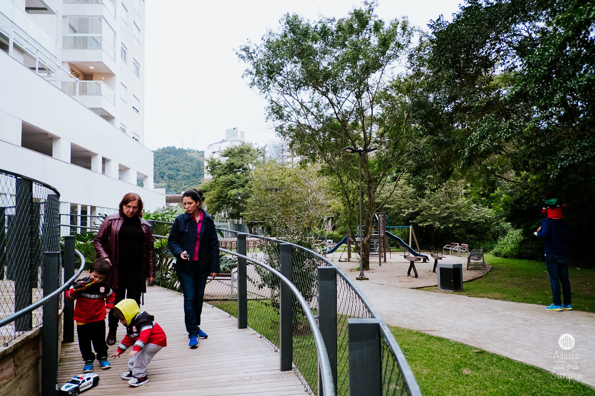 Passeando no parque com a vovó