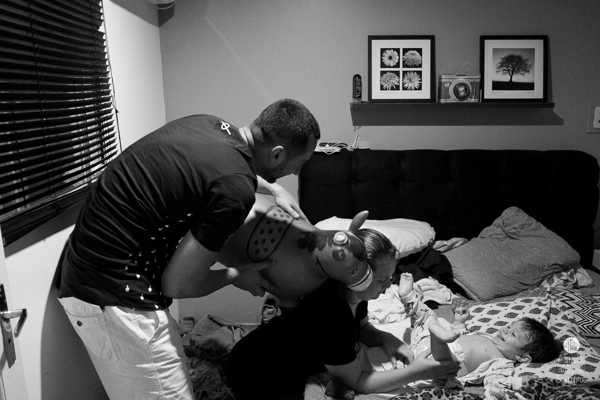 Papai ajudando na troca de fraldas