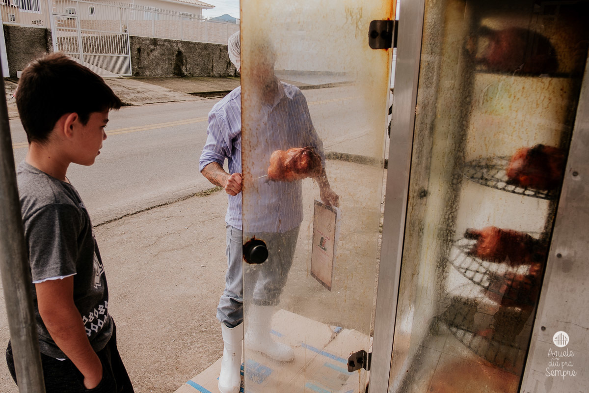 Comprando frango assado