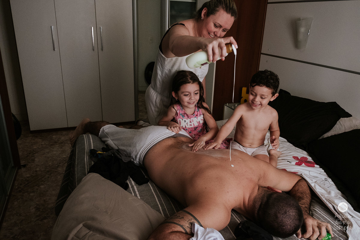 os filhos fazendo massagem