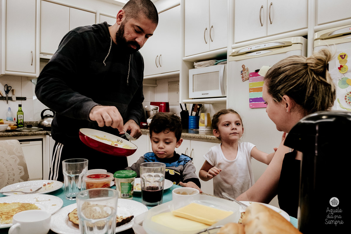Papai servindo café