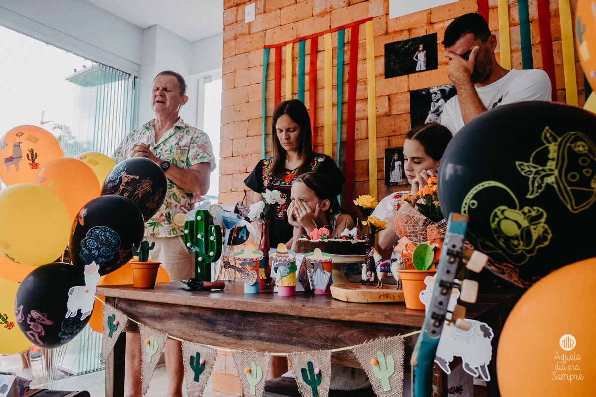 Vovô Sigolf orando pelas netas e família.