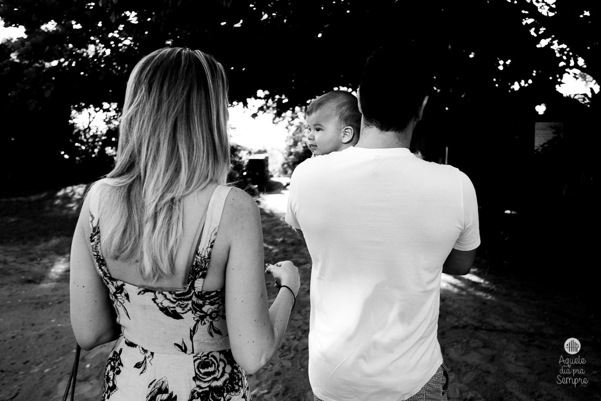 Tomás indo pra praia com o pais