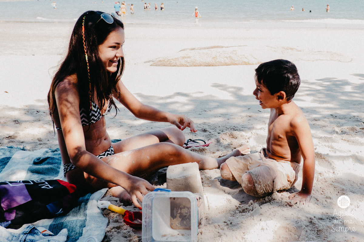 Fazendo castelinho com irmão