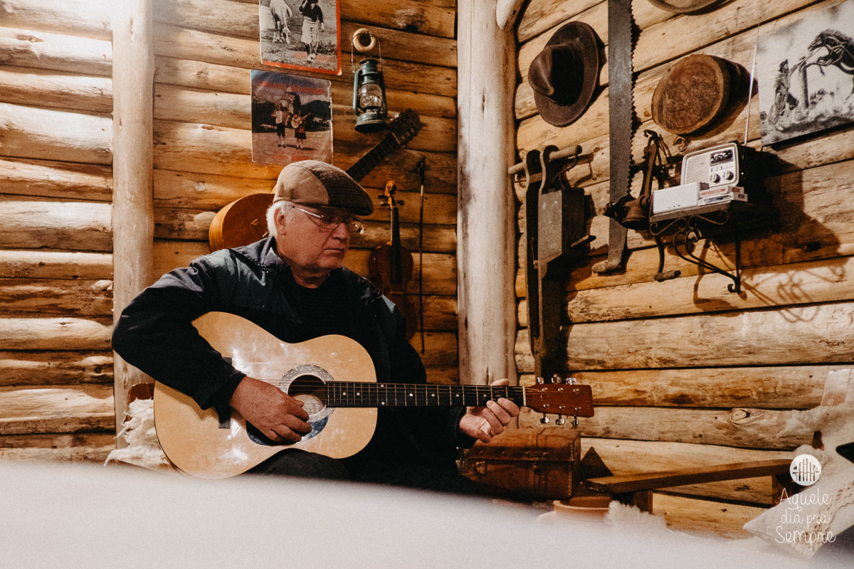 Vovô tocando violão