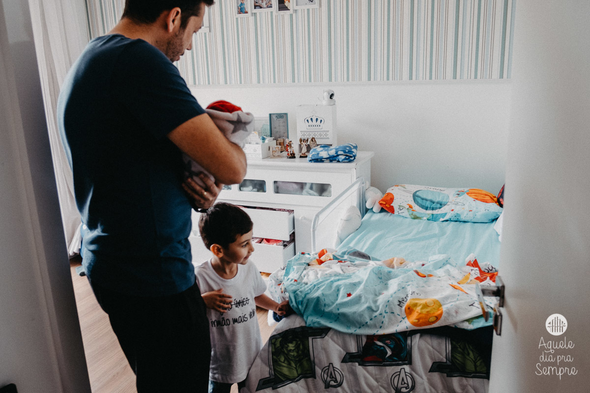 Mano mostrando seu quarto pra mana
