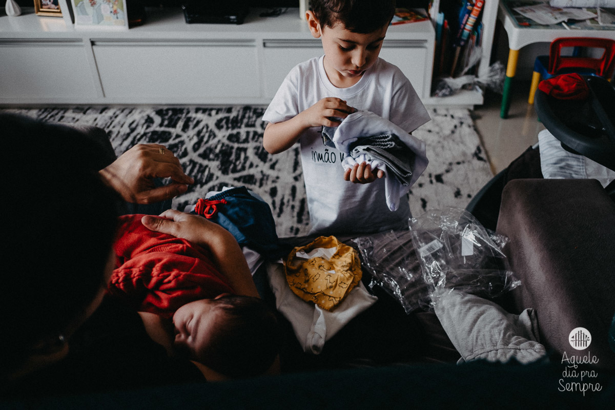 Abrindo os presentes da mana