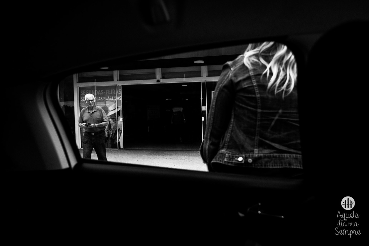 Avó saindo do mercado