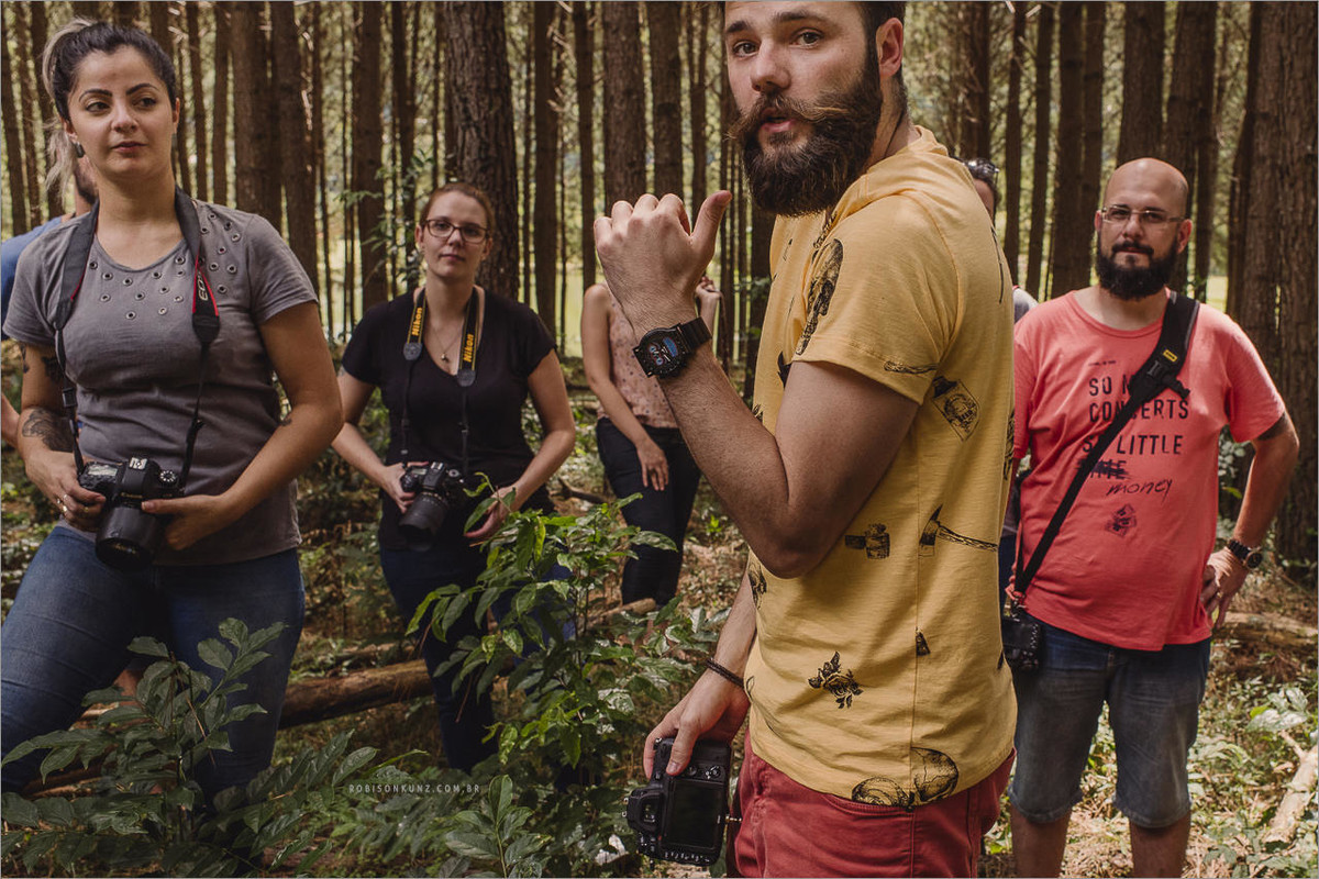 robison kunz fotografando no mato durante o workshop