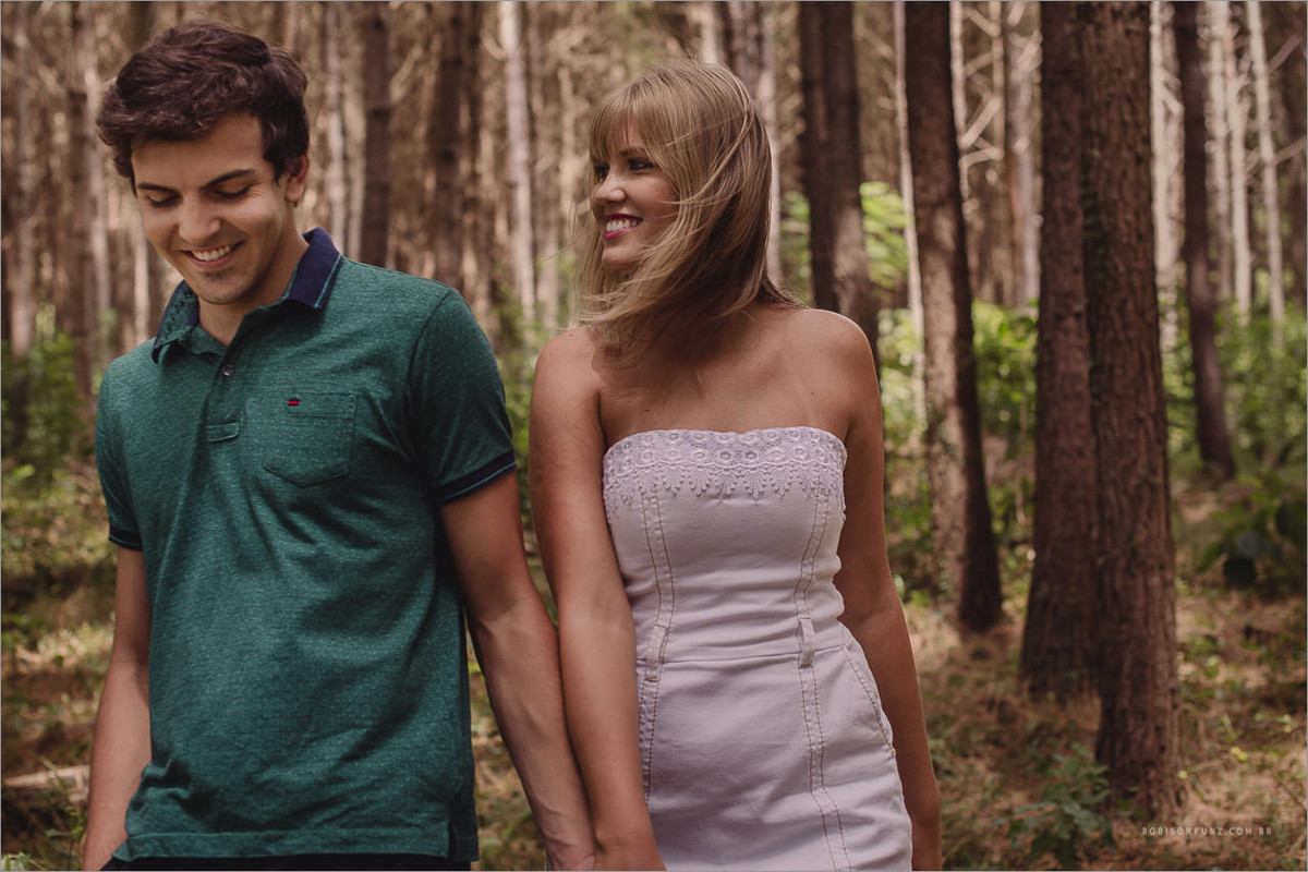 casal caminhando no mto de pinos