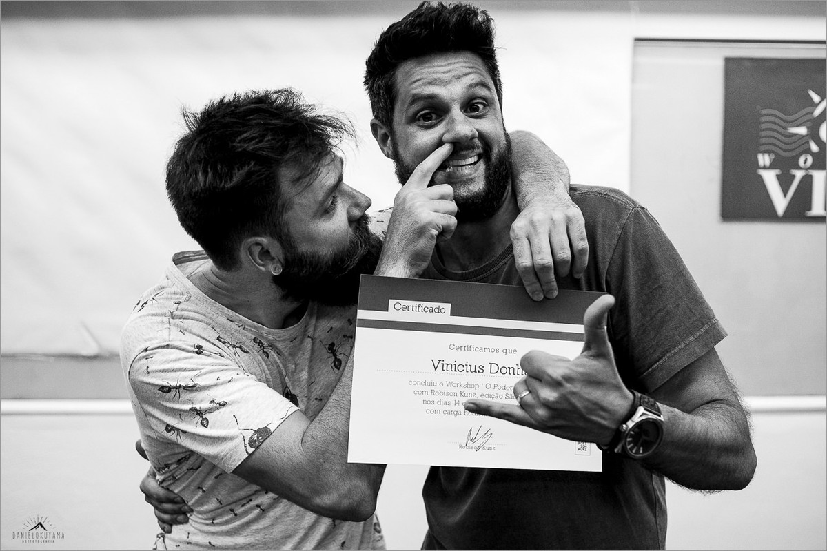 robison kunz entregando certificado