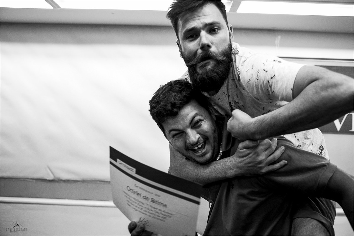 robison kunz entregando certificado