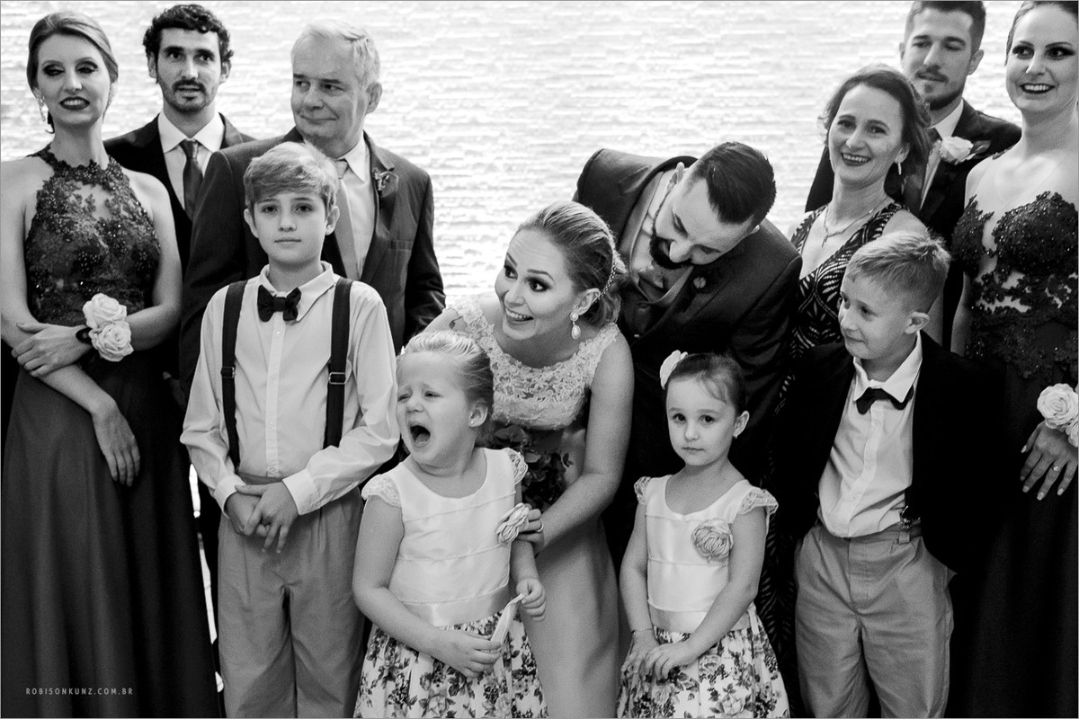 crianças chorando durante o casamento