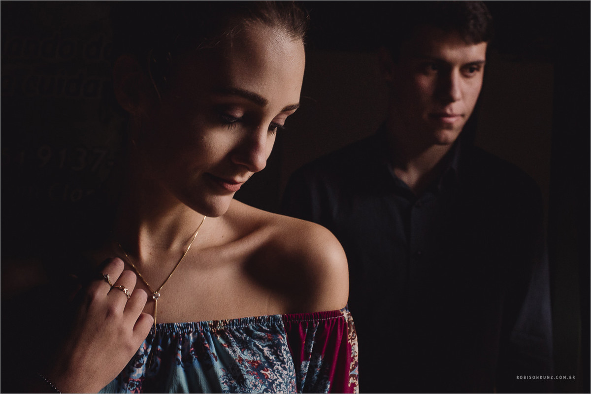 fotografando casal com luz de janela