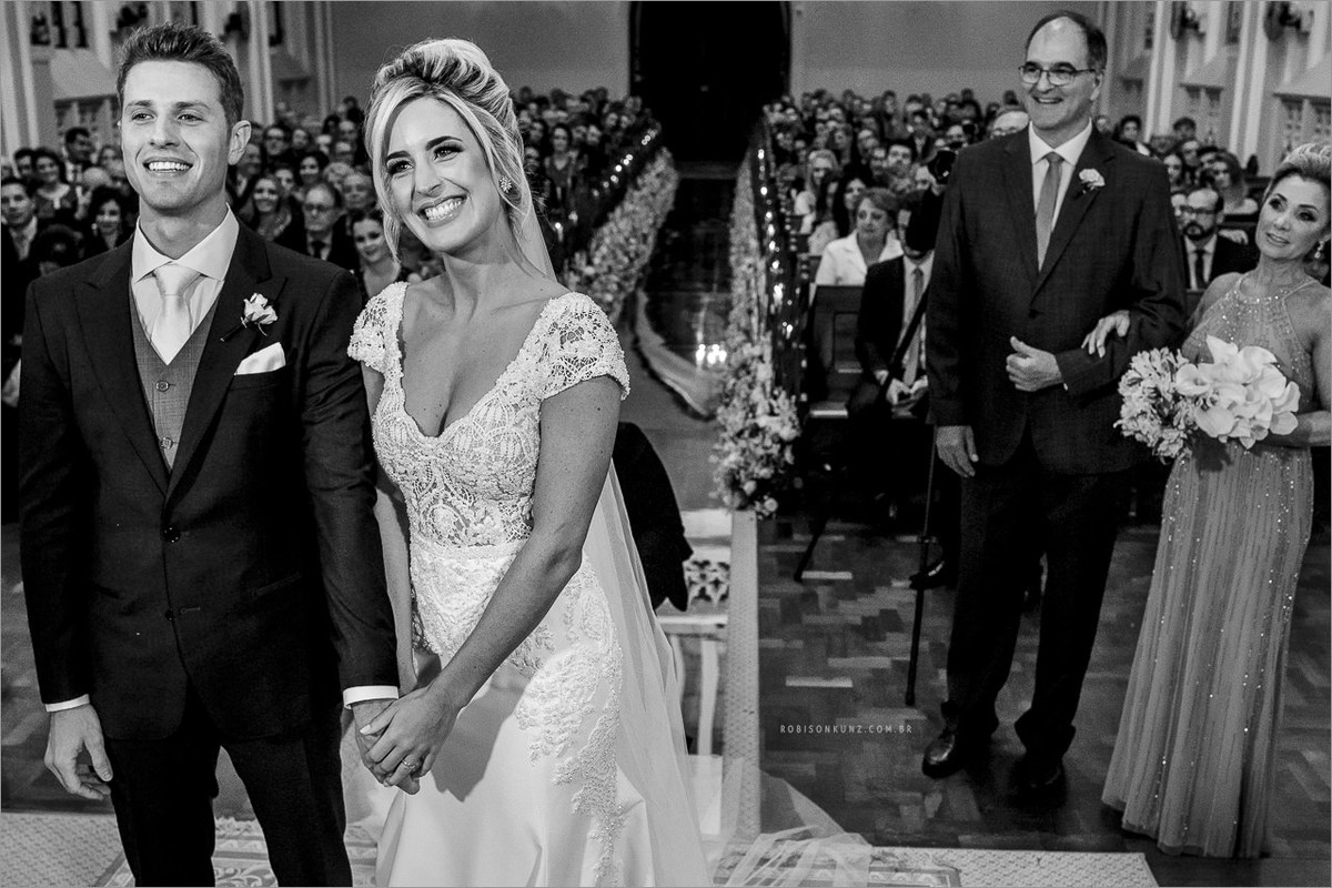 pastor brincando no casamento