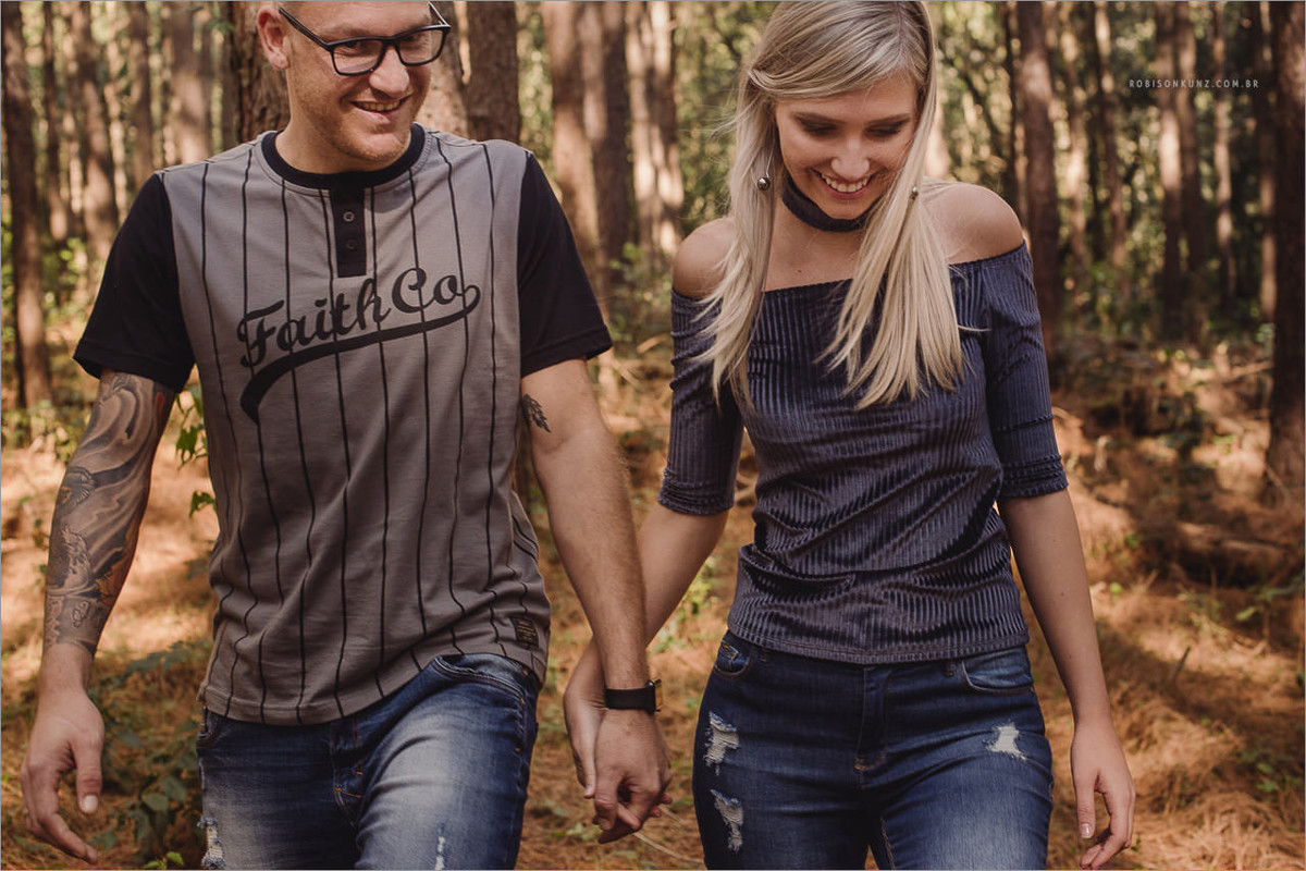 casal caminhando entre os pinos